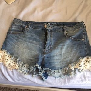 denim shorts w/ lace design